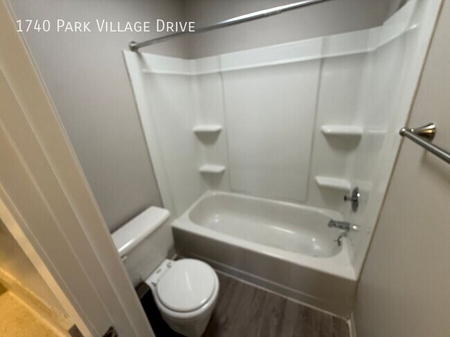 Building Photo - 1740 Park Village Dr