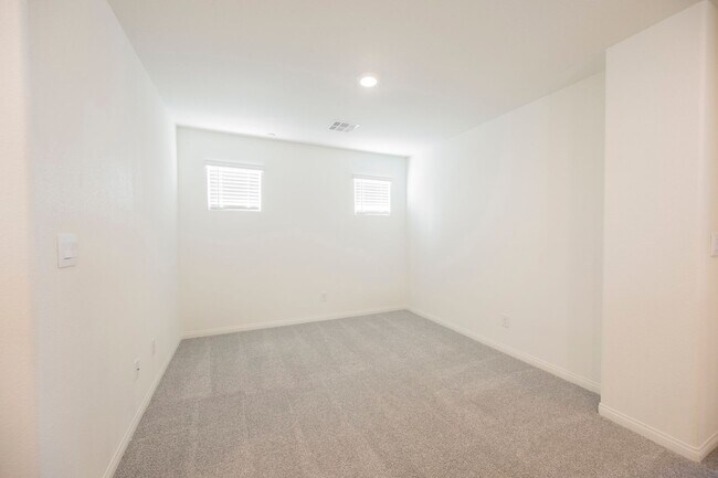 Building Photo - 402 Larksong Ave