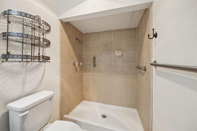 Building Photo - 4218 Crestwood Dr