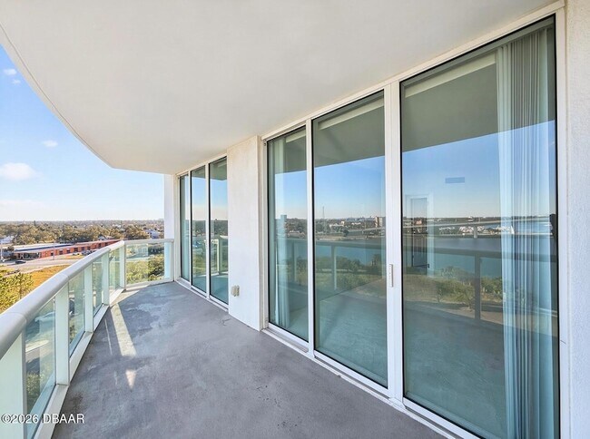 Building Photo - 231 Riverside Dr