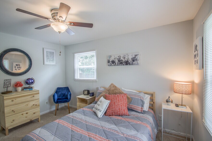 Bedroom 2 with queen bed - 8800 Nightingale Ln
