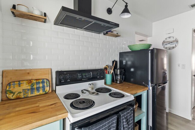 Building Photo - Furnished * AVAIL Now Through 11/1 * $1,69...