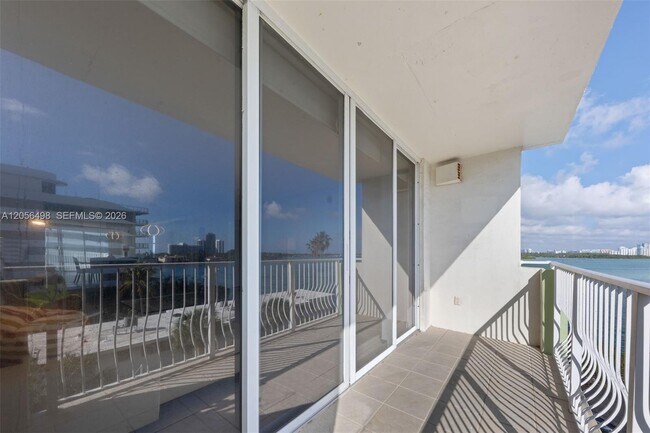 Building Photo - 10350 W Bay Harbor Dr