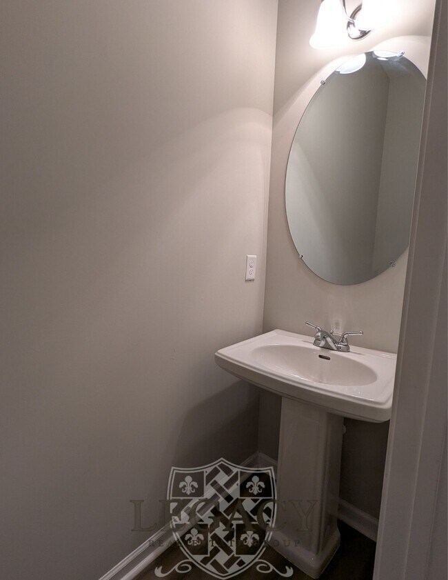 Building Photo - 740 Pippin Dr