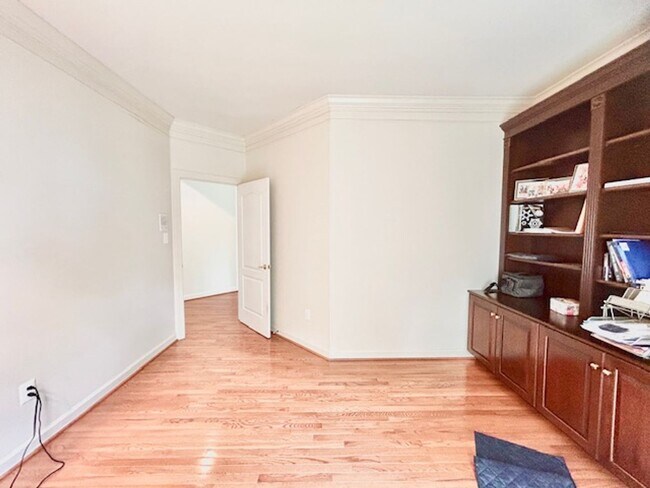 Building Photo - 10503 Aubinoe Farm Dr