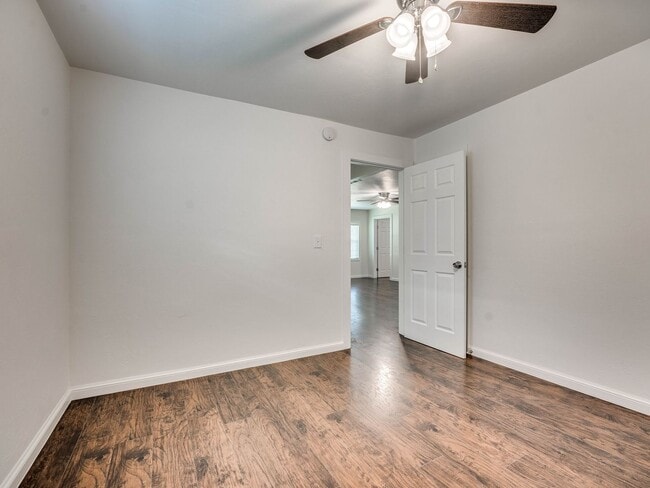 Building Photo - 4 bedroom 2 bath home in Shawnee!