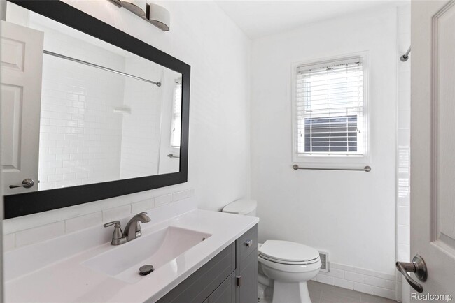 Building Photo - 986 Smith Ave