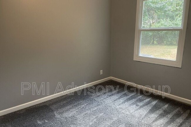 Building Photo - 2413 SW Mission Ave