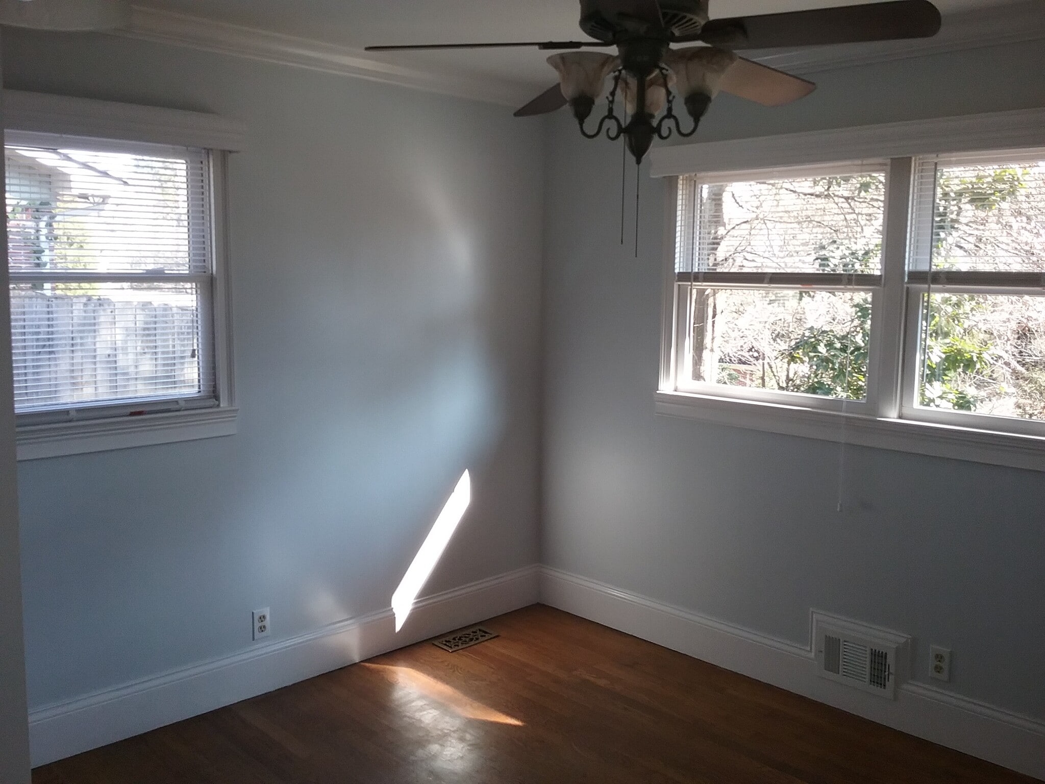 Building Photo - 701 Rosalyn Dr