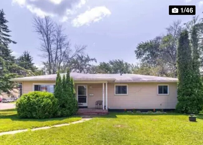 Building Photo - Furnished Bungalow with 2BD 2BTH near WITC and UWS!!  Short Term Available, Most Utilities Included!