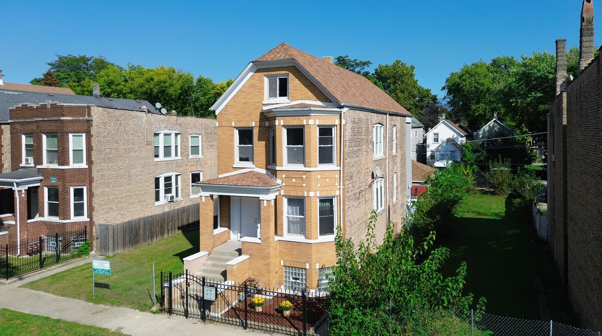 GREAT NEIGHBORHOOD - 5351 S Laflin St