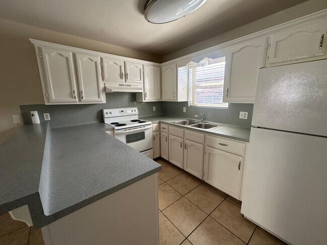 Building Photo - 2501 Hibiscus Ave