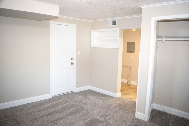 Building Photo - Cozy 1 Bedroom with 2 stall garage