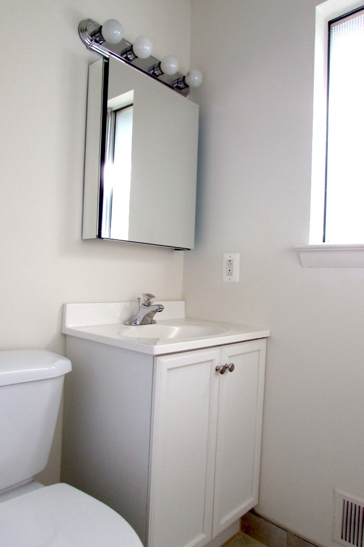 Full Bath Hallway - 5 Templar Ct