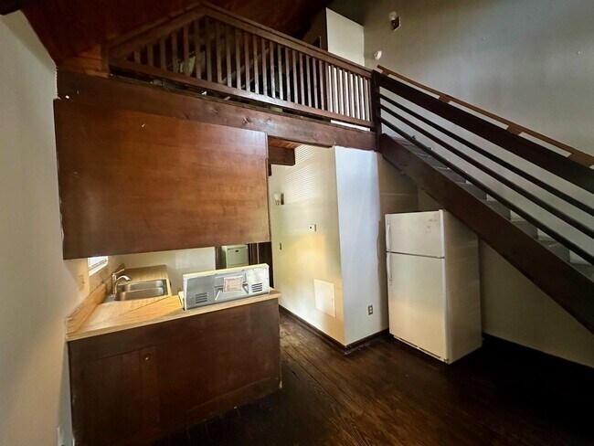 Building Photo - 400 Lindsay Rd