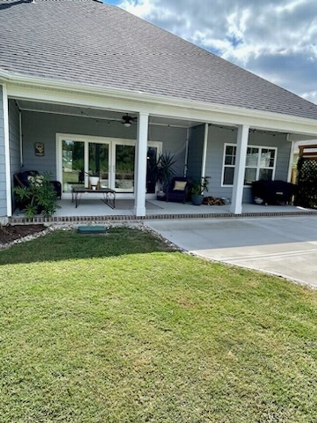Building Photo - Welcome to this charming 3-bedroom, 2-bath...