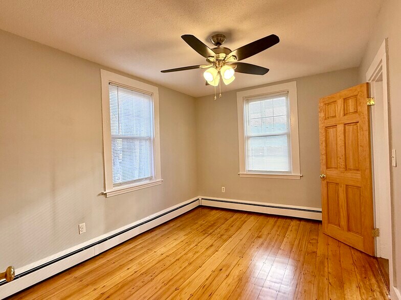 Building Photo - 19 Roberts St