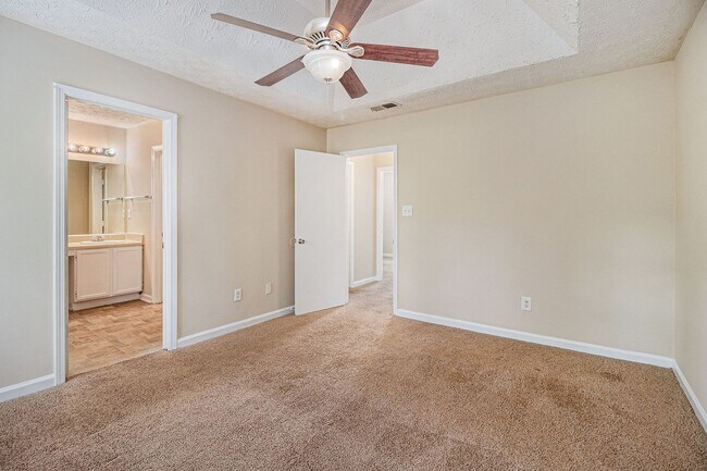 Building Photo - 4 Bedroom 3 Bath House