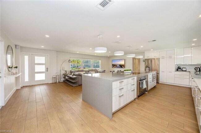 Building Photo - 409 Cypress Way E