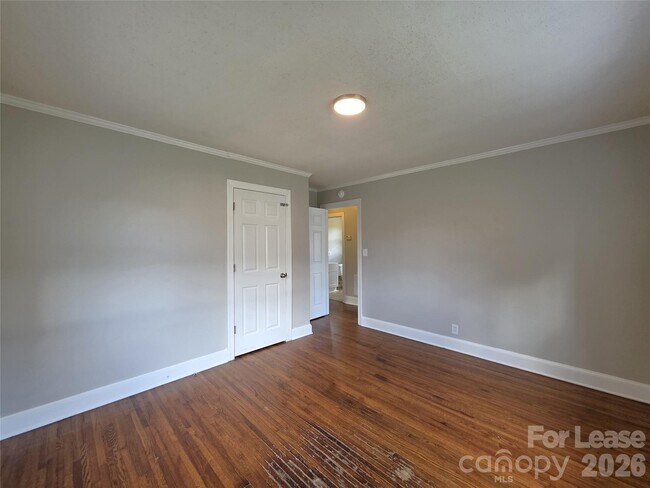 Building Photo - 1310 Oakwood Ave