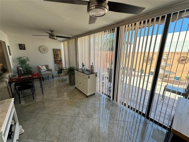 Building Photo - 567 Lakeside Dr