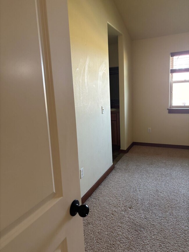 Building Photo - FIRST MONTH'S RENT FREE! New lower rent $1850