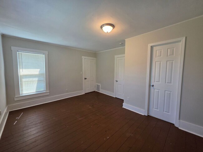 Building Photo - 3BR/2BA Home with Detached Garage & Large Yard