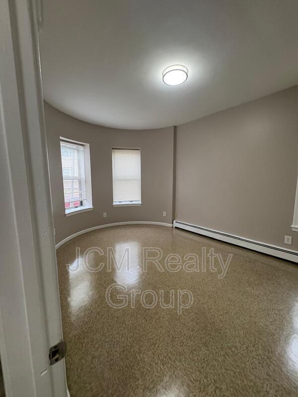 Building Photo - 32 Hartwell St