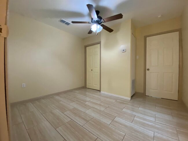 Building Photo - 305 W Ash St