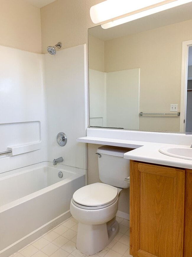 Building Photo - Lovely Bright and Spacious Two Bedroom Tri-Level Condo
