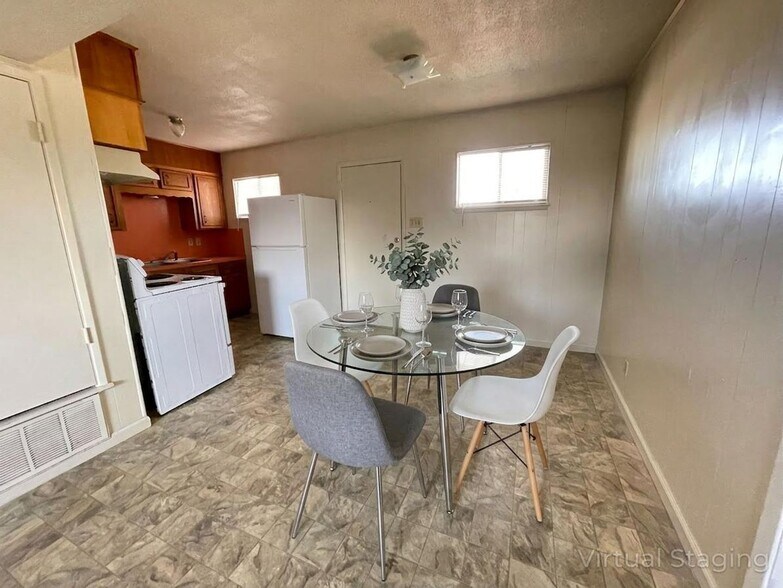 Building Photo - 807 W Hallmark Ave