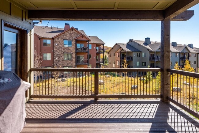 Building Photo - Modern Townhome in Black Rock Ridge