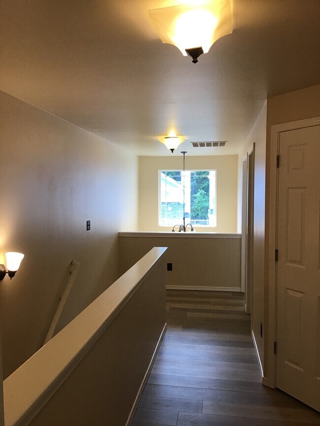 Building Photo - 2 Bed 2.5 Bath Townhouse with Lake access