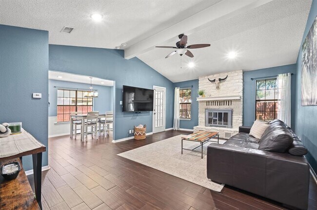 Building Photo - 303 Pin Oak Dr