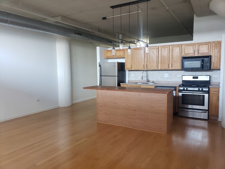 Building Photo - 1525 S Sangamon St