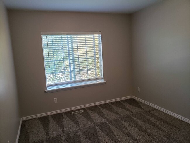 Building Photo - Beautiful 6 Bed 3 bath in Springville!!