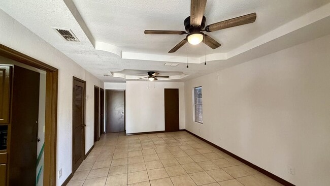 Building Photo - 1419 Reagan Dr