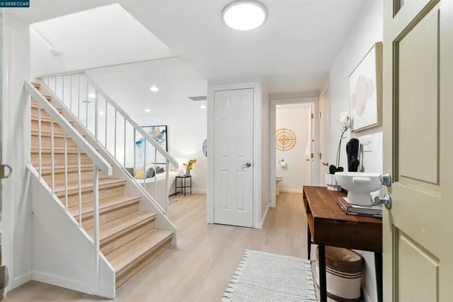 Building Photo - 208 Siskiyou Ct