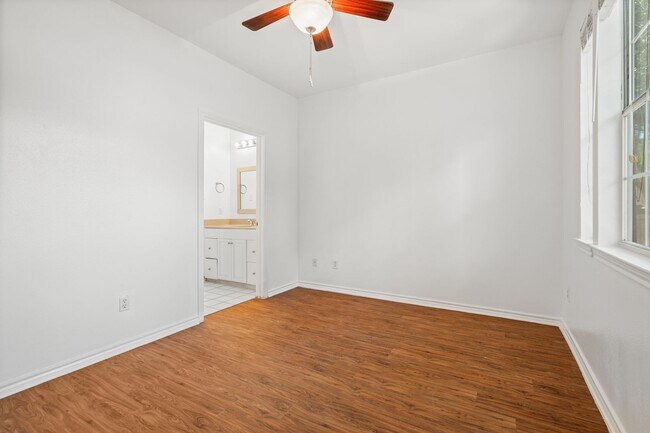Building Photo - BEST 2 BEDROOM - PRIVATE YARD - PRIVATE GA...