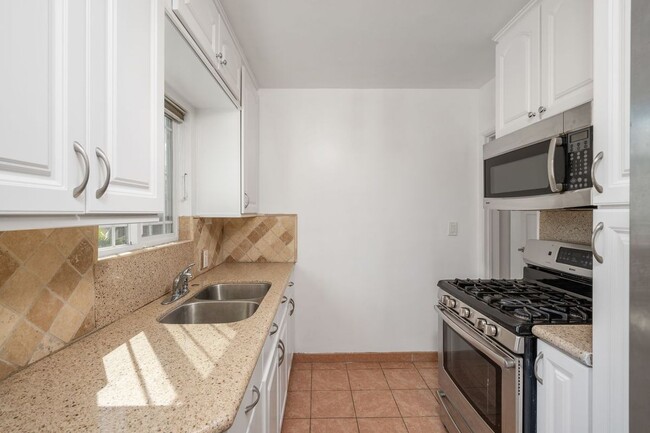Building Photo - 11248 La Maida St