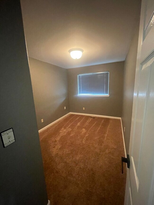 Building Photo - Pet Friendly Charming 3 Bedroom Home with ...