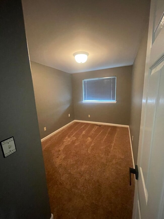 Building Photo - Pet Friendly Charming 3 Bedroom Home with large office!