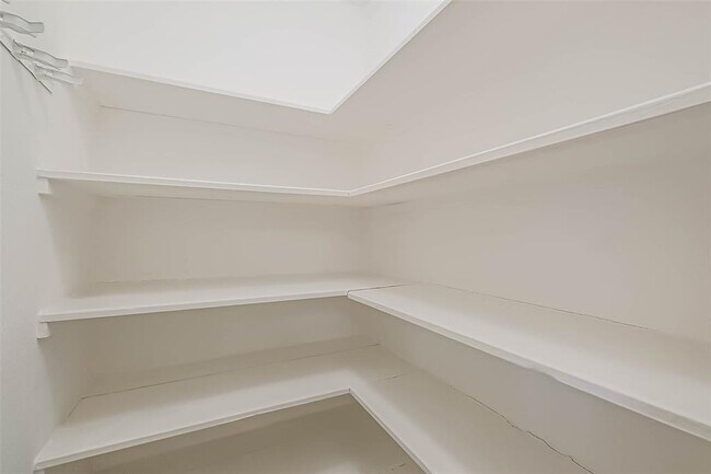Building Photo - 10218 Hedge Way Dr