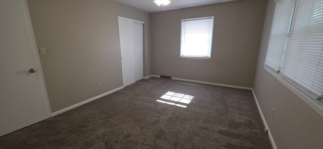 Building Photo - 3 Bedrooms! 2 bathrooms! Fenced yard, $1,495! Exceptional Location!!