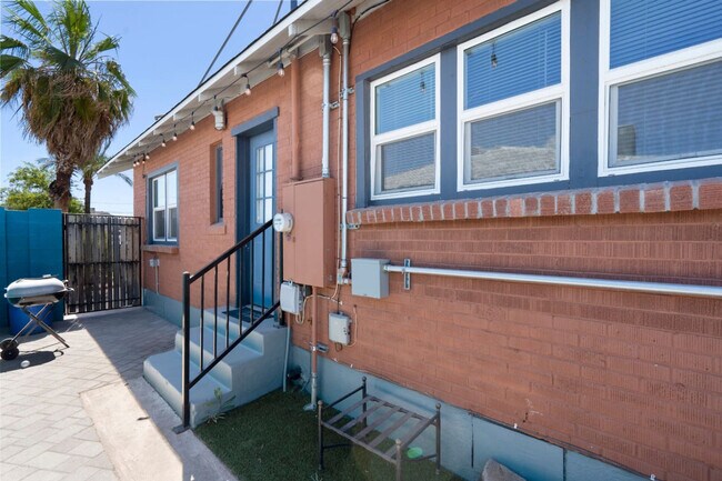 Building Photo - 320 N 13th Pl