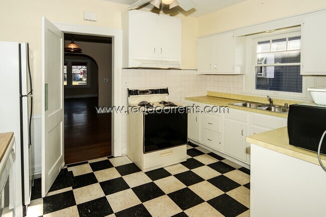 Building Photo - Coming Soon! 2 Bedroom/ 1.5 Bath Forest Hi...