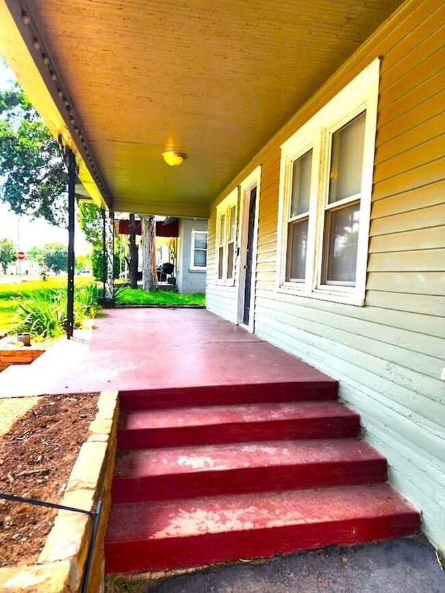 Building Photo - 3 Bed 1 Bath & Covered Parking in YOUNGS ENGLEWOOD ADD NW OKC