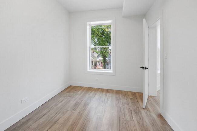 Building Photo - 1921 W Summerdale Ave