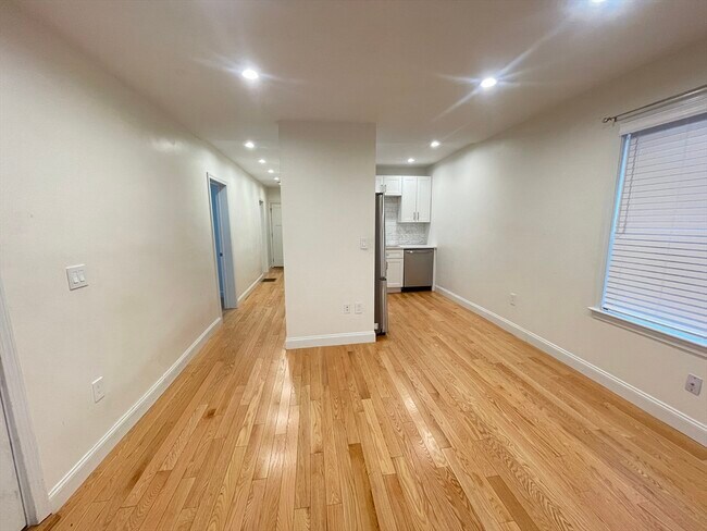 Building Photo - 95 Phillips St