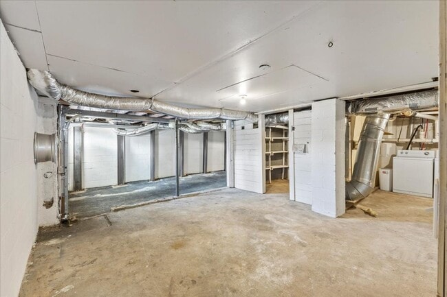 Building Photo - 4 bedroom, 2 bath home with den and garage...